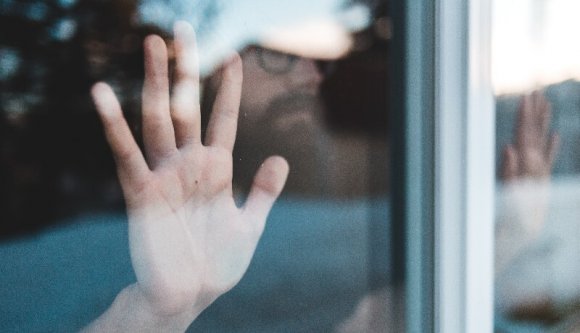 Mindenhol maszkot kell viselni, este 9-kor megáll az élet, és jön a távmunka – íme a hétfőtől érvényes új szabályok