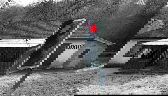 Egy kocsmából látták el árammal egy forgalmas útkereszteződés közlekedési lámpáit