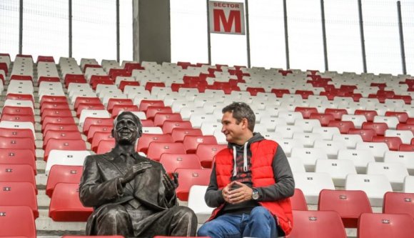 Így lesz egy magyar báróból román báró – szobrot kapott az aradi sportélet nagy mecénása