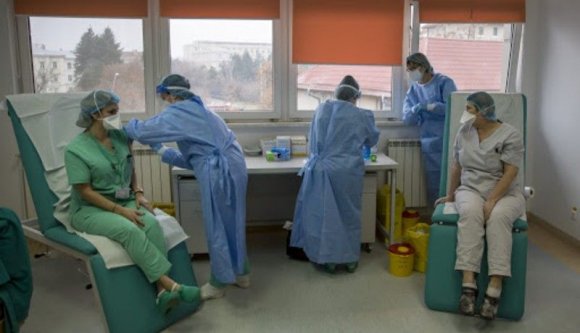 Ha az oltatlan egészségügyi alkalmazott a kötelező tesztelést is megtagadja, akár az állásától is elbúcsúzhat