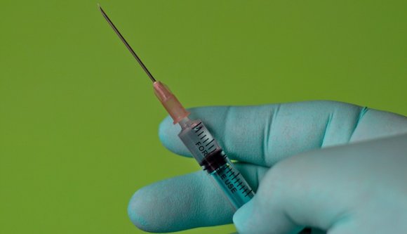 Még a koronaoltásra se tudják rávenni a népet a szakik, de máris érkezik egy következő vakcina