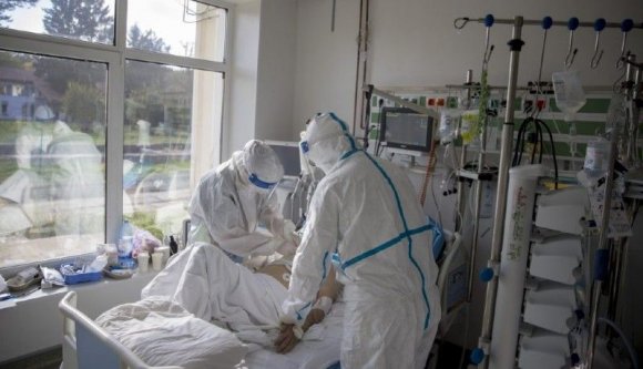 Járványszakértő: levonulóban a negyedik hullám, de ha a politikusok folytatják a tökéletlenkedést, az ötödik is keserves lesz