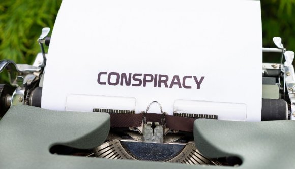 Az oltásellenesek most épp azt terjesztik, hogy lejárt oltásokat adnak be 3. dózisnak