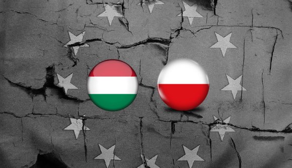 Drámaian csökken az EU-ba vetett bizalom, mert a magyarokat és lengyeleket ellenségnek nézik