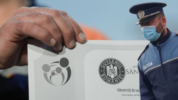 Telefonos helymeghatározási adatok buktatták le a hamis oltásigazolásokkal seftelő szélhámosokat