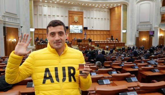 És mit hozott a politikai cicaharc? Az AUR hátradőlt, kért egy kávét és tovább növelte a népszerűségét