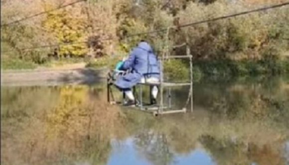 Így kel át a Maroson egy 94 éves asszony a 21. század Romániájában (VIDEÓ)