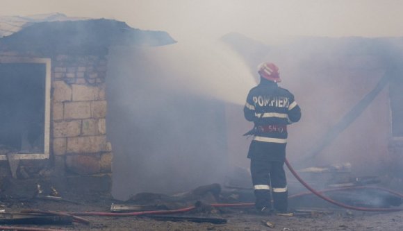 Lakástűzben hunyt el két kisgyermek Marosvásárhelyen, egy harmadik megmenekült