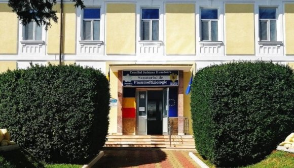 A tüdőszanatóriumot kritizáló cikket lájkolt és osztott meg egy alkalmazott, 10 százalékot levágtak a fizetéséből