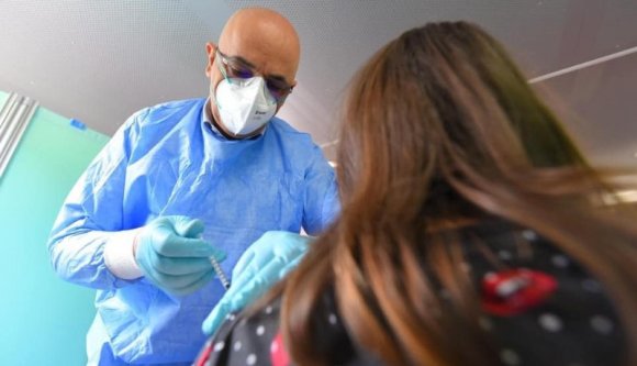 Aki mosdókagylós trükkel jutott oltási igazoláshoz és megfertőződött, legalább a kórházban ne hazudjon