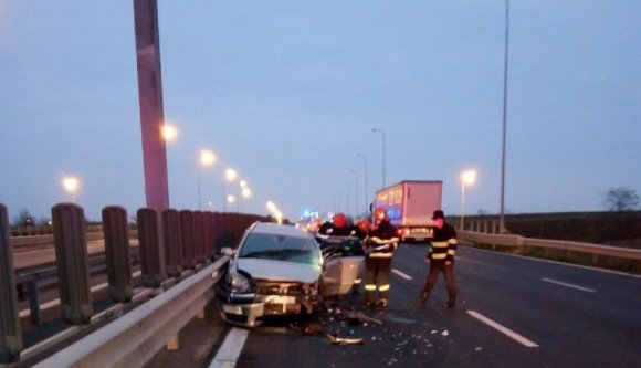 Balesetezett egy autópályán a forgalommal szemben haladó autó, az ilyen helyzetek megelőzését szolgáló törvény a kormány fiókjáb