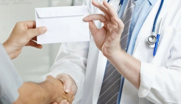 Kenőpénzt kért egy brassói sebész, de a népszerű Facebook-rendőr segítségével lebuktatták