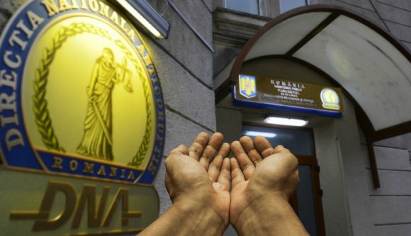 Kínos: kenőpénz átvétele közben érték tetten a korrupcióellenes ügyészség munkatársát