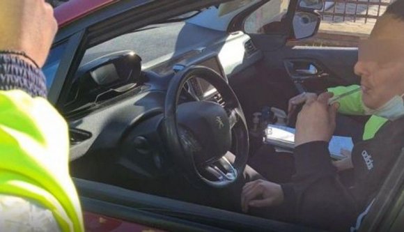 Ilyen nincs: bedrogozva ült volán mögé az autóvezetői vizsgán, aztán jöttek a rendőrök…