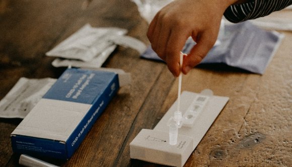 Hoppá, mégis le lehet futtatni otthon is az iskolai nyáltesztet