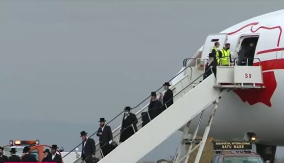 Özönlenek a külföldi rabbik és haszid zsidók a hatalmas máramarosszigeti zsinagóga avatójára