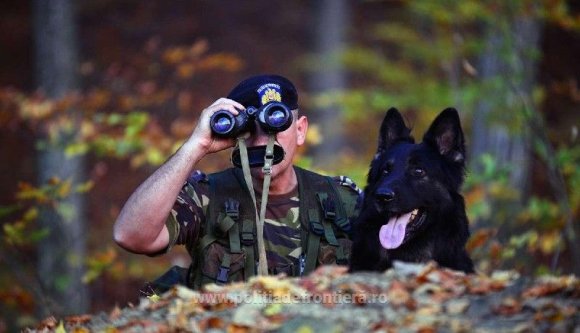 A kés is előkerült a szír migránsok és az afgán embercsempész közötti nézeteltérésben, a román határőrök hívtak mentőt