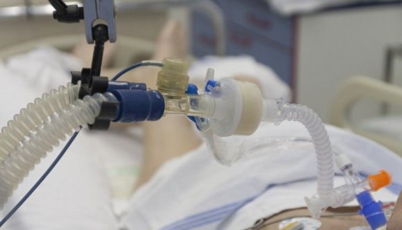 Őrület: a családja nem engedett Németországba szállítani egy súlyos állapotú fertőzöttet, mert attól félnek, kísérleteznének raj