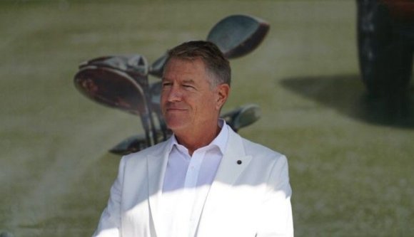 Legalább a saját tanácsát megfogadta: Iohannis golfozva kapcsolódott ki a hétvégén. Közben volt valami Colectiv-évforduló is…