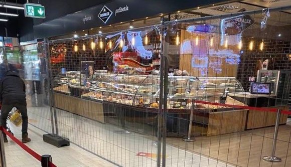 A tűzoltóság bontatta le az oltottakat az oltatlanoktól elválasztó kerítéseket több Kauflandban