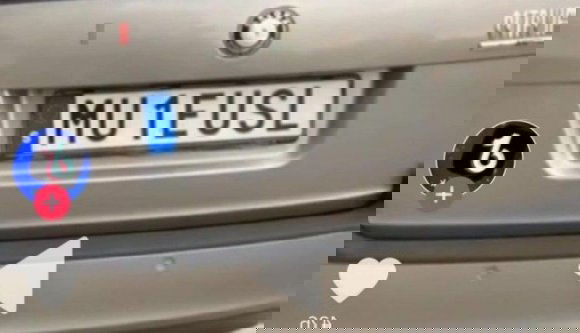 A PSD-vel szövetkező Iohannisnak üzen új feliratával a MUIE PSD-s rendszámtáblájával híressé vált troll