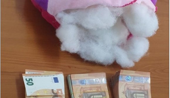 Hamis euróval teletömött párnát szorongatva bukott le egy nagypályás pénzhamisító (VIDEÓval)