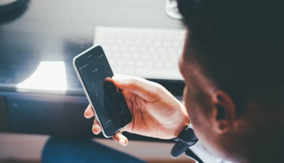 Már csak ez hiányzott: a balesettel riogató telefonos csalók a járványra szabták módszerüket