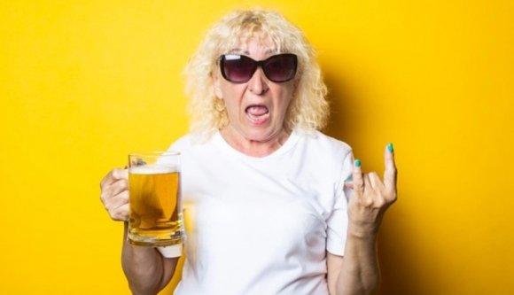 Egymás után öt autót koccantott meg egy ittasan vezető 74 éves néni