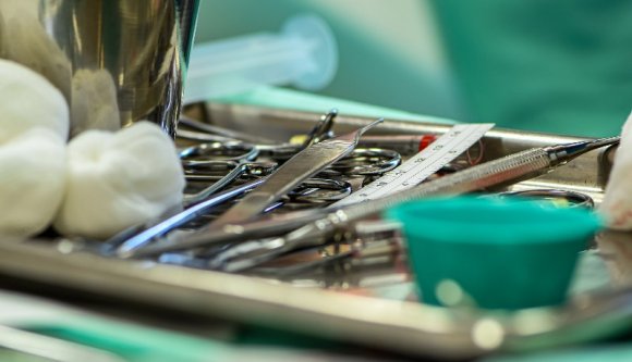 Elképesztő orvosi műhiba Déván: rossz oldalon tárta fel a koponyát az agyműtétet végző sebész