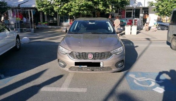 Vigyázzon, ha tilosban parkoló idiótákról posztol fotót, mert a végén még csúnyán megütheti a bokáját