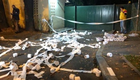 Vécépapír-esővel honorálták a tüntetők, hogy a liberálisok a PSD-vel készülnek összeborulni