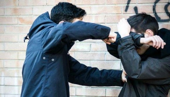 Durva: középiskolás diákok védelmi pénzt követelve terrorizálták fiatalabb társaikat Arad megyében