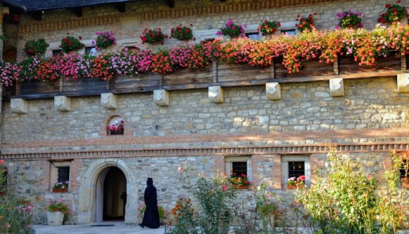 Több tízezer eurót csalt ki az álapáca egy naiv asszonytól, aki csak jobb házaséletet szeretett volna