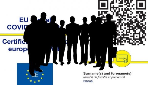 Már csak nyögvenyelősen halad az oltáskampány, de még mindig buknak le orvosok csalás miatt