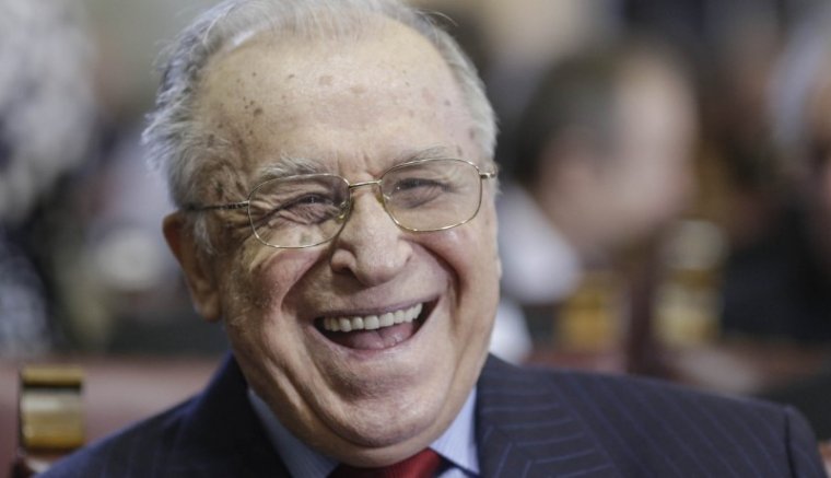 Viccnek is rossz: Iliescu eddig forradalmárként volt számontartva, és csak most támadták meg a címét