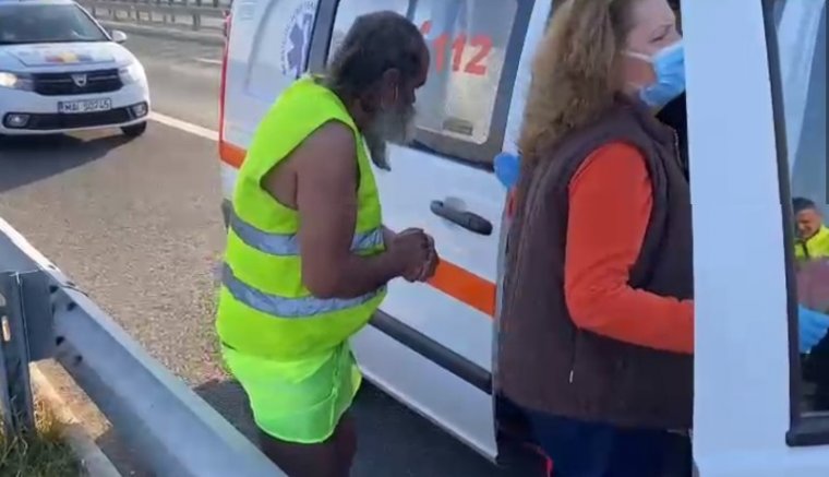 Haladt a forgalom az autópályán, és azzal együtt egy meztelenül szaladó férfi is