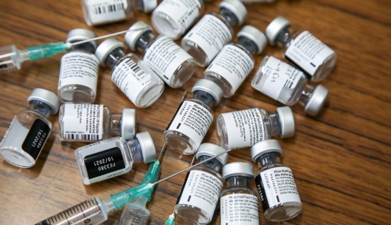 Dolgoznak a belügyesek: már több mint nyolcszázan lebuktak a hamis oltási igazolások miatt