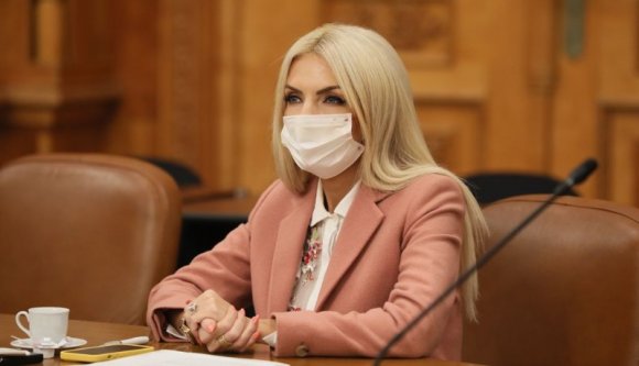 Az alvilági életben jártas, luxusholmival felvértezett ügyvédnő az új főnök a jogi bizottságban