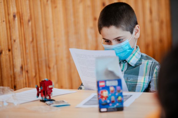 A megélhetés ára: országosan több mint 75 ezer gyermek szülője dolgozik külföldön