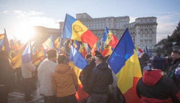 A parlamentbe is megpróbáltak betörni a kötelező védettségi igazolvány ellen uszító AUR tüntetésének résztvevői