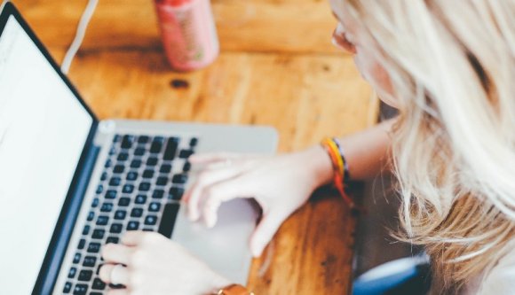 Már azt is tudjuk, átlagosan napi hány órát lógnak a neten az erdélyi magyarok