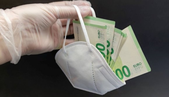 Csúcsteljesítmény: egyetlen hónap alatt 334 alkalommal hagyta magát megvesztegetni a nyugdíjpénztár orvosa