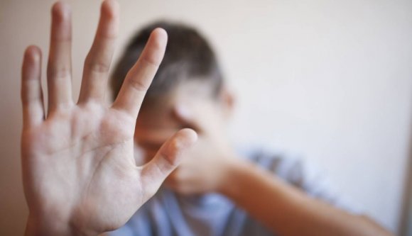 Elkésett a tizenkettedikes diák, a pedagógus torkon ragadta az iskola kapujában