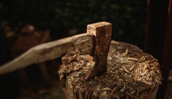 Advent Romániában: fejszével irtotta ki a családját, majd menekülés közben balesetet szenvedett egy férfi