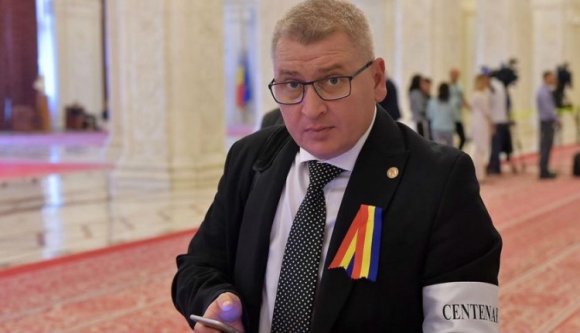 Olyan könyvet tüntetett fel egy miniszter saját szerzeményként az életrajzában, amit nem hogy más nem talál, de még ő sem