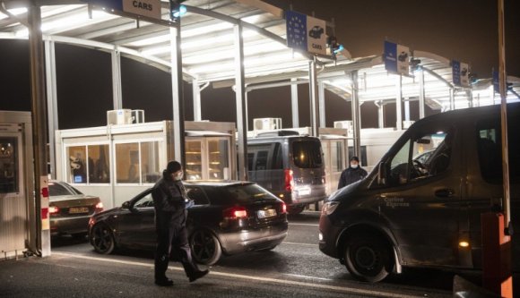 Pokoli sorok alakultak ki a magyar-román határnál: érkeznek haza a vendégmunkások