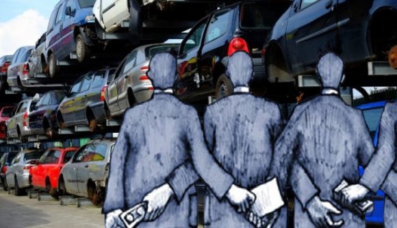 Ezért is életveszélyesek a közutak: több száz tragacsot toltak át kenőpénzért a műszaki vizsgán