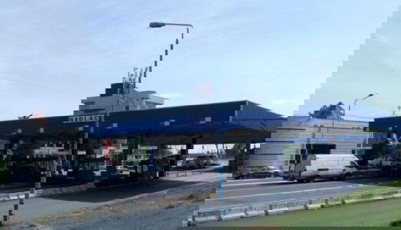 Három járműben összesen 104 illegális határsértőt kapcsoltak le a határőrök