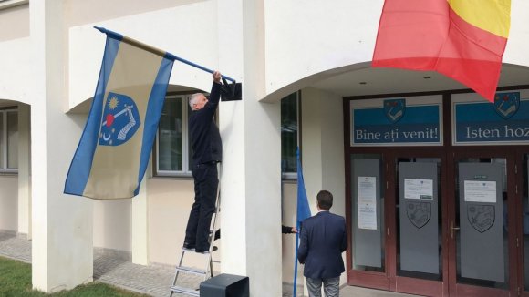 A székely zászló színeiben pompázó lobogók miatt perelnek a székelyföldi románok