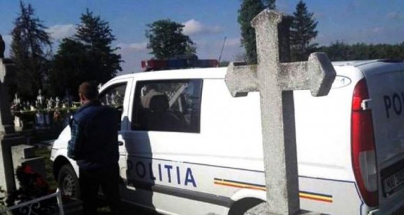 Kevesellte a rendőr a belügyi fizetést, hát suttyomban temetkezési vállalkozást is működtetett